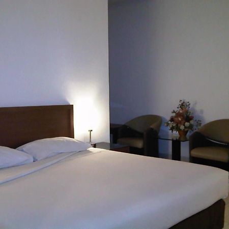 Hotel Lucky Inn Манадо Екстериор снимка