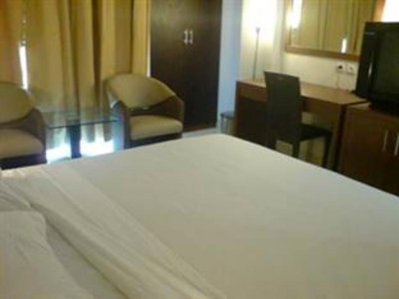 Hotel Lucky Inn Манадо Екстериор снимка