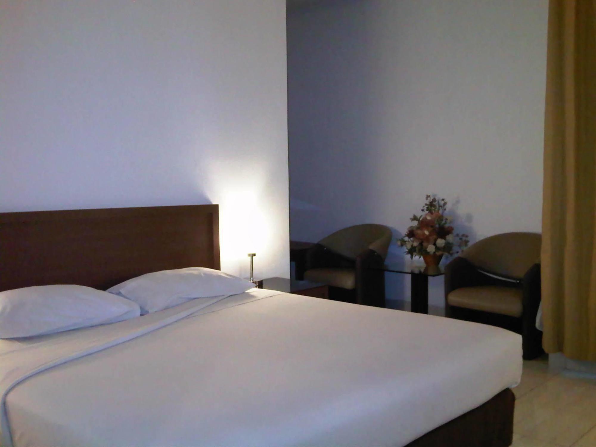 Hotel Lucky Inn Манадо Екстериор снимка