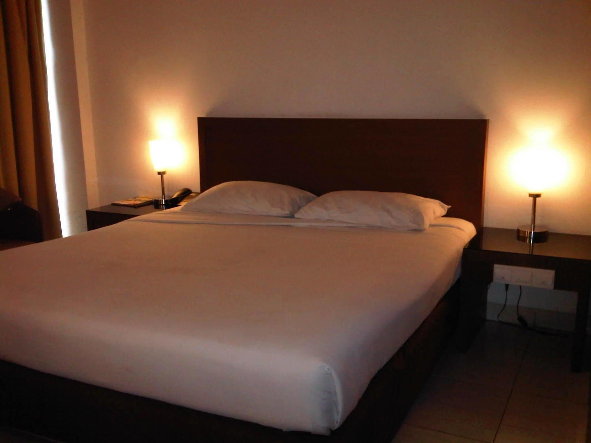 Hotel Lucky Inn Манадо Екстериор снимка