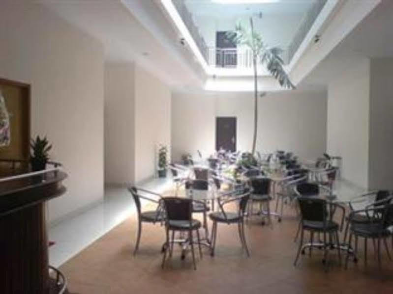 Hotel Lucky Inn Манадо Екстериор снимка