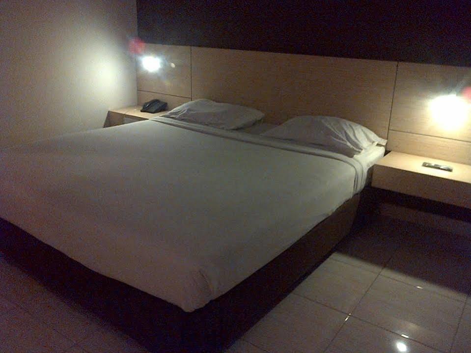 Hotel Lucky Inn Манадо Екстериор снимка