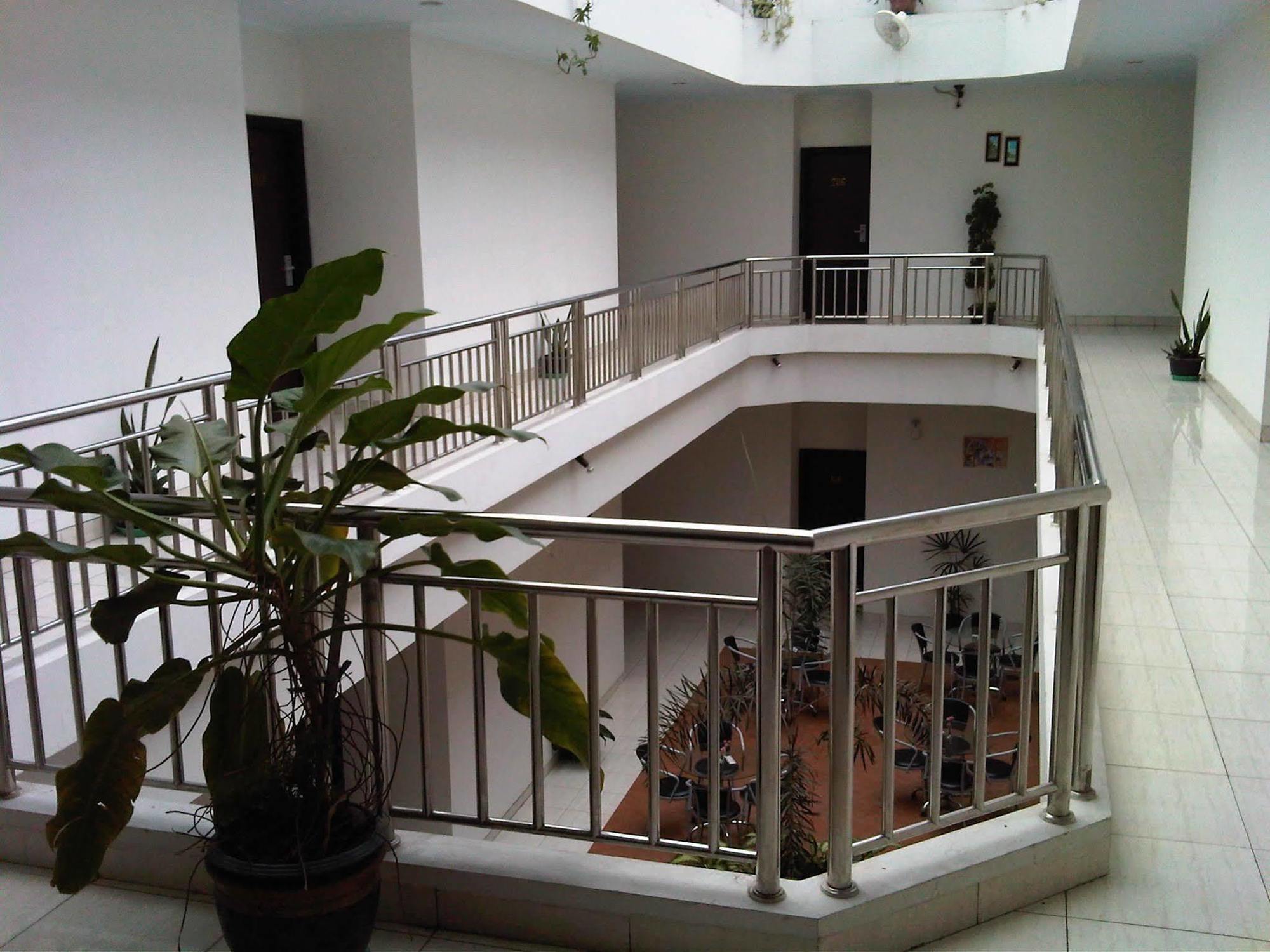 Hotel Lucky Inn Манадо Екстериор снимка
